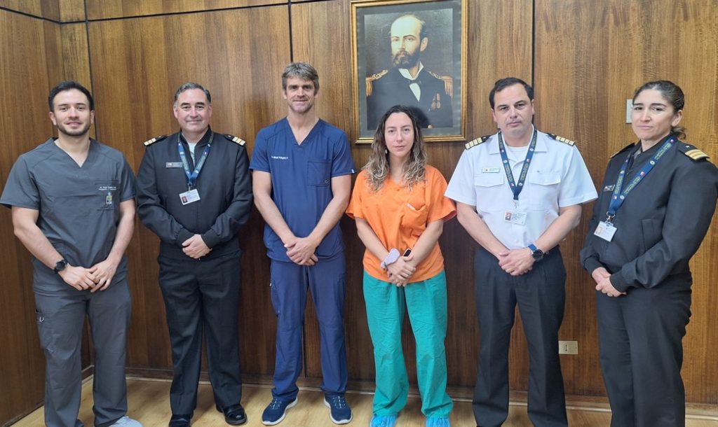 El equipo que intervino en la cirugía junto al Director del HNV, CN Luis Enrique Clavel y la Subdirectora Clínica, CF SN Patricia Arias.